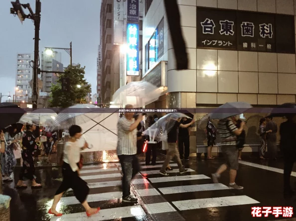 外回り中に突然の大雨，网友热议一雨宿重新站起来了！
